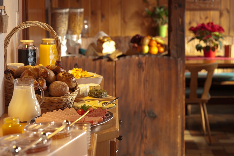 restaurant-CHATEAUNEUF VILLEVIEILLE-min_breakfast-801827